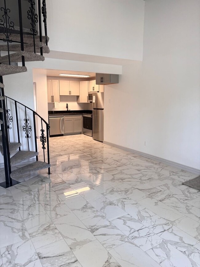 Building Photo - **SLEEK 1 BEDROOM/1 BATHROOM/LOFT/1 CAR GARAGE CONDO IN MESA (BROWN RD & CENTER ST)**