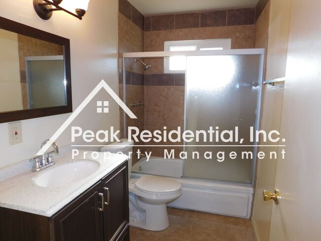 Building Photo - Nice 2bd/1ba Carmichael Duplex with 1 Car Garage