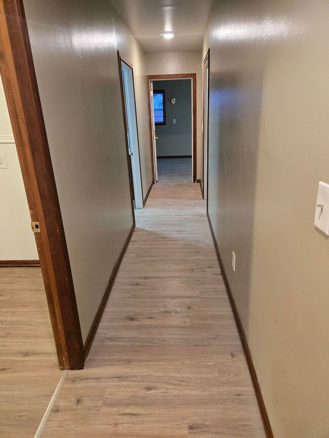 Building Photo - 2 Bedroom 1 Bath Rancher Close to Deer Park