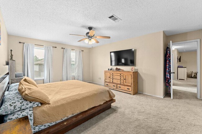 Building Photo - Texas sized home near the golf course