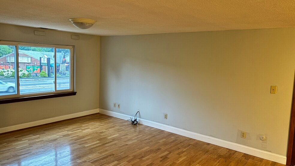 Building Photo - 586 Boston Post Rd E