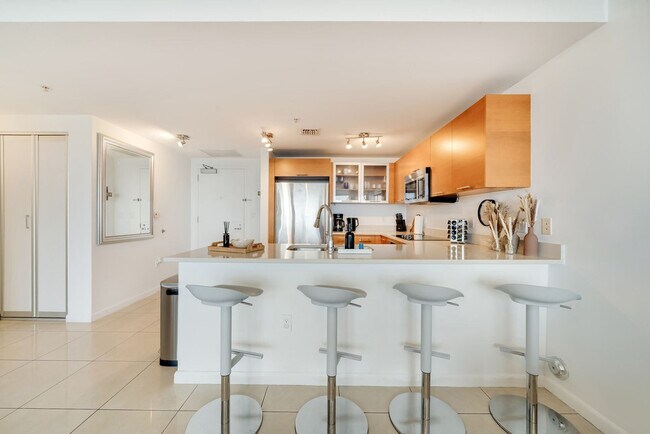 Building Photo - 3256 NE 1st Ave