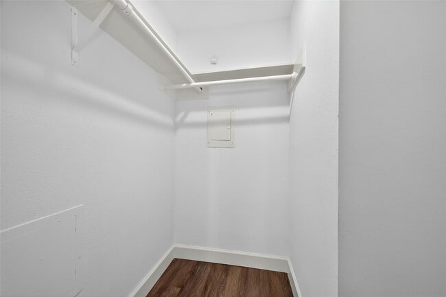 Building Photo - 9707 Richmond Ave