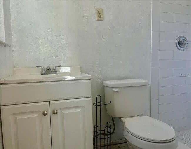 Building Photo - 410 NE 15th Ct