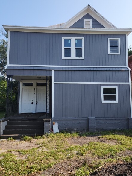 Primary Photo - 209 E 17th St