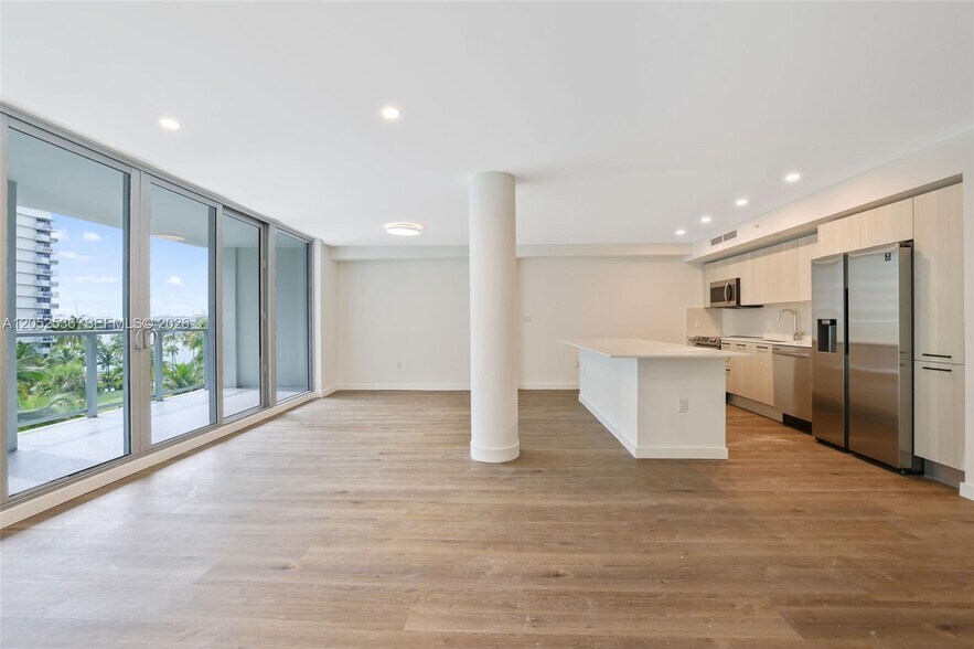 Building Photo - 1500 Bay Dr