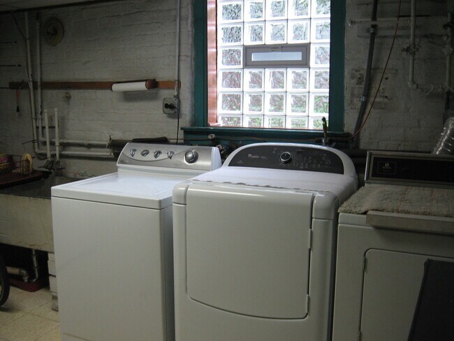 Building Photo - 3916 N Kildare Ave