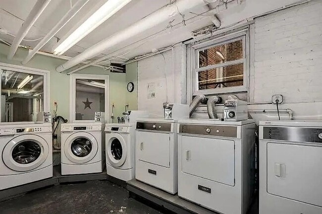 Building Photo - 122 W 39th St