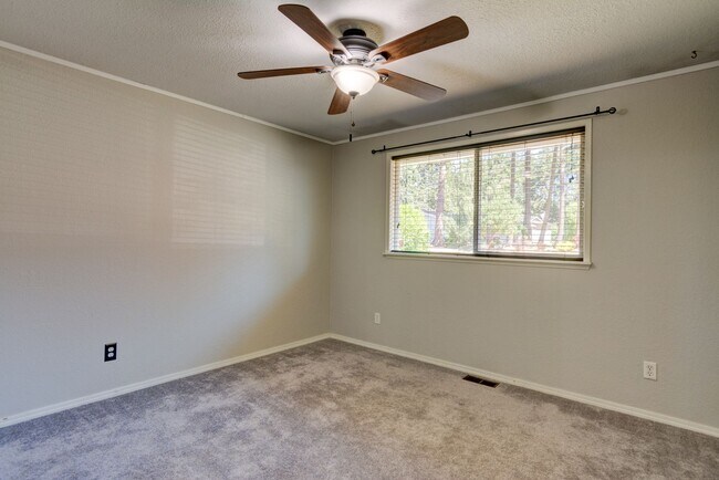 Building Photo - 4 bedroom 2 bath home