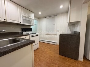 Building Photo - 1136 Main St