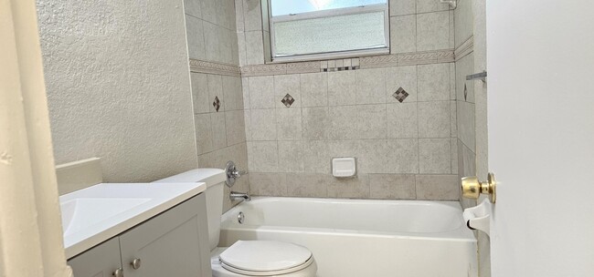 Building Photo - 151 NE 185th Terrace