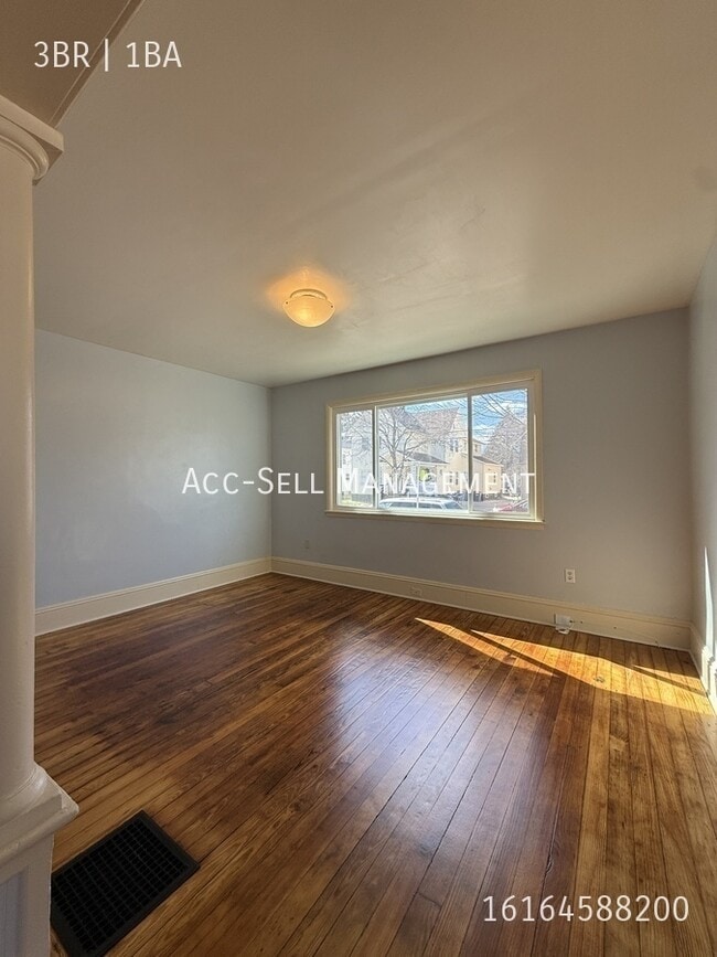 Building Photo - 564 Fremont Ave NW