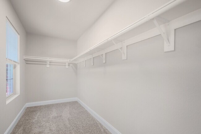 Building Photo - Spacious 4-bedroom, 2.5-bath home with 2,3...