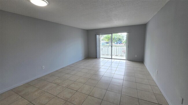 Building Photo - 15221 NE 6th Ave