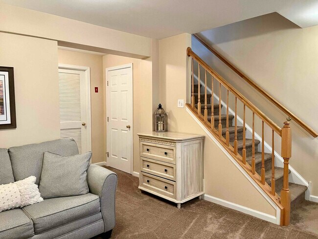 Building Photo - 595 Coach Hill Ct