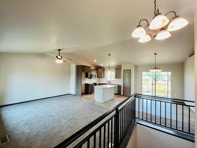 Building Photo - ~ APPLICATIONS PENDING ~ NEWER 4 Bedroom, ...