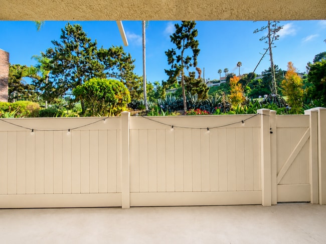 Building Photo - 2607 Pirineos Way