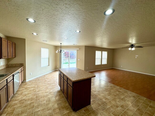 Building Photo - Spacious 5-Bedroom Home with 3-Car Garage in Nampa
