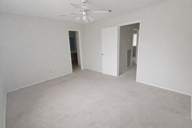 Building Photo - 2155 Hazlitt Dr