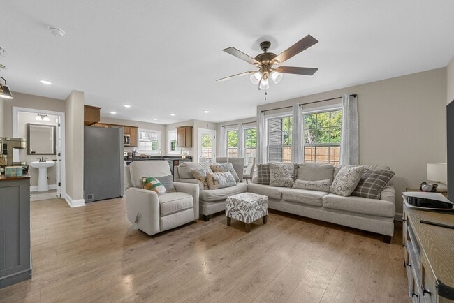 Building Photo - Like New Home Minutes from Fort Campbell!