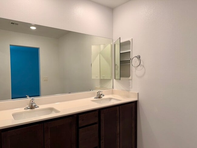 Building Photo - 3 BED 2.5 BATH 2 CAR GARAGE TOWNHOUSE w/ LOFT in CADENCE FOR RENT!