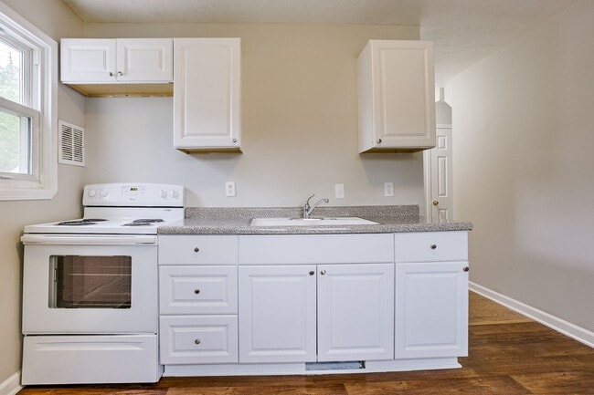 Building Photo - 4 Bedroom Home-Move In Special