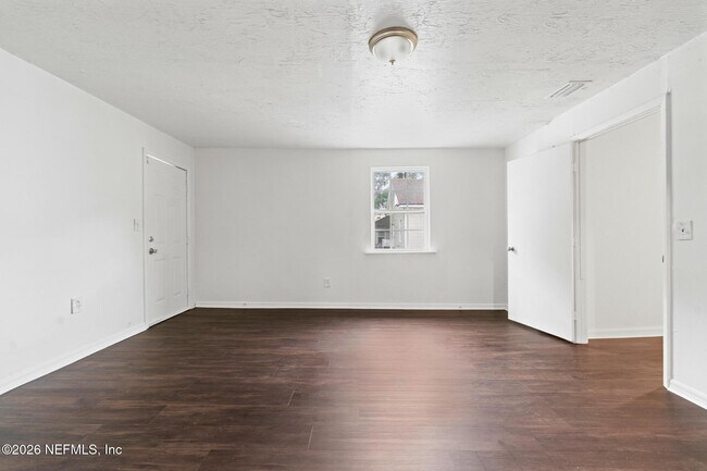 Building Photo - 1052 E 10th St