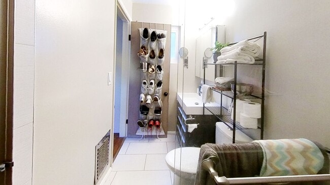 Building Photo - WALK TO SDSU! 5 bed 2 bath House w/ A/C