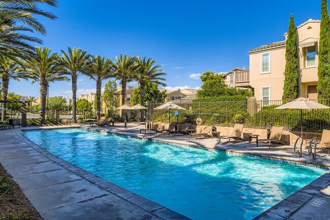 Building Photo - Stylish Three-Story Townhome with Private Courtyard & Pool Access