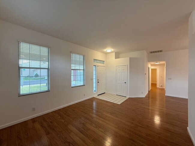 Building Photo - Single story with 3-car Garage!!