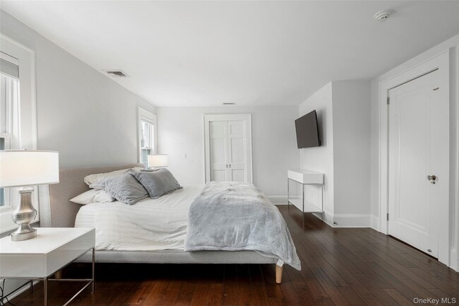 Building Photo - 225 Larchmont Ave