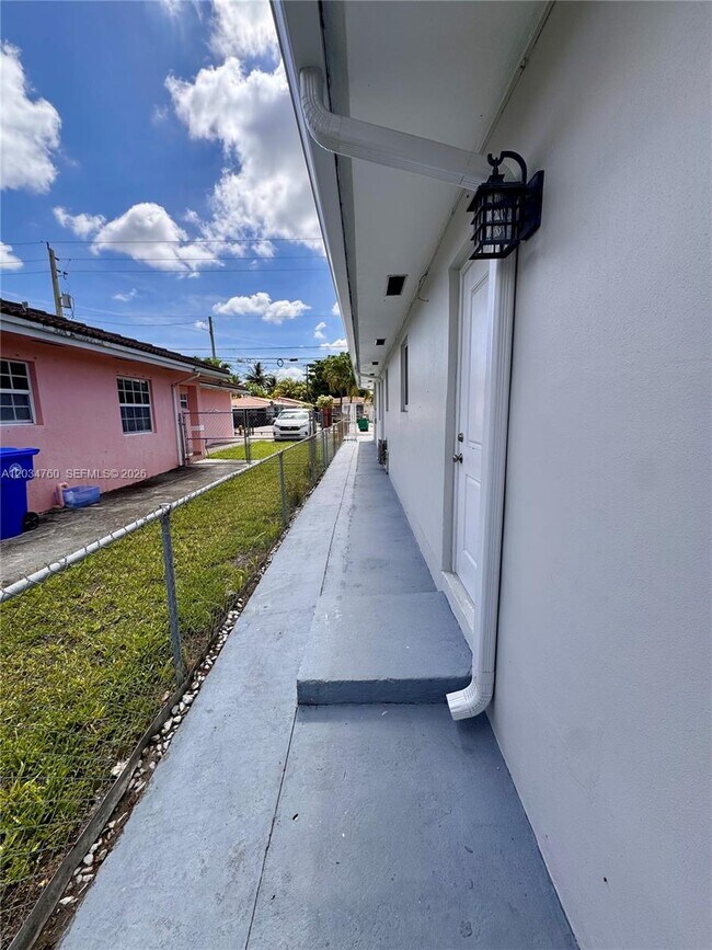 Building Photo - 1158 NW 34th Ave