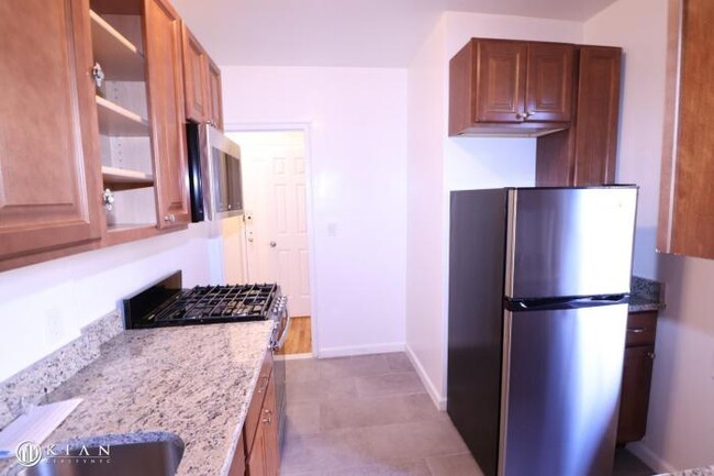 Building Photo - 2 bedroom in REGO PARK NY 11374