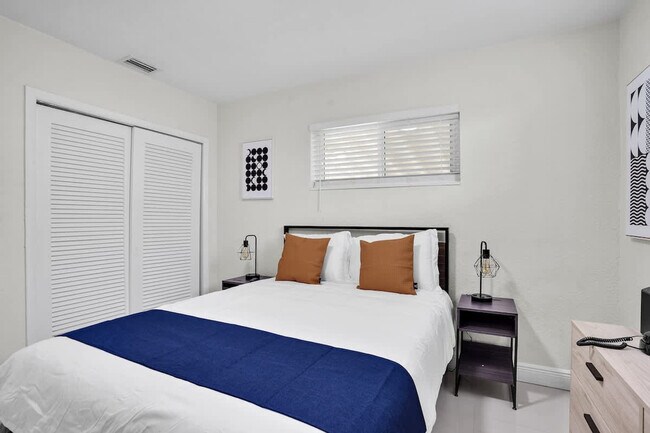 Building Photo - 6452 Custer St