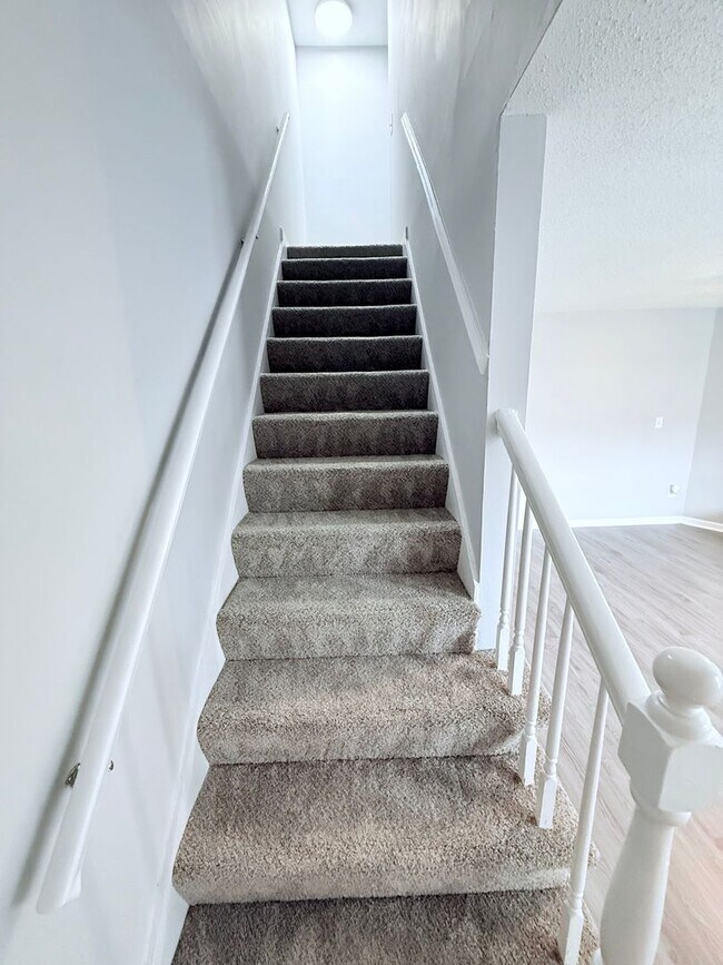 Building Photo - Modern Comfort Meets Convenience – Renovat...
