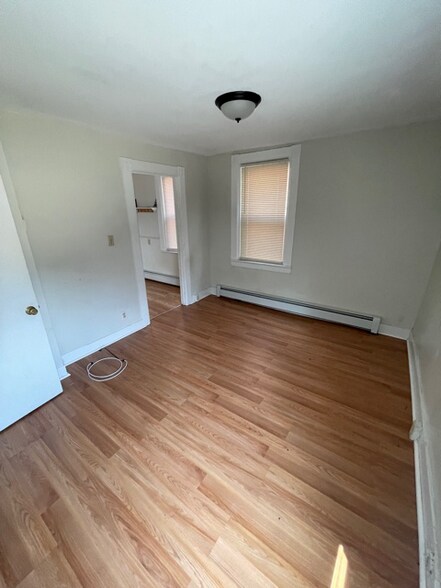 Building Photo - 71 Meadow St