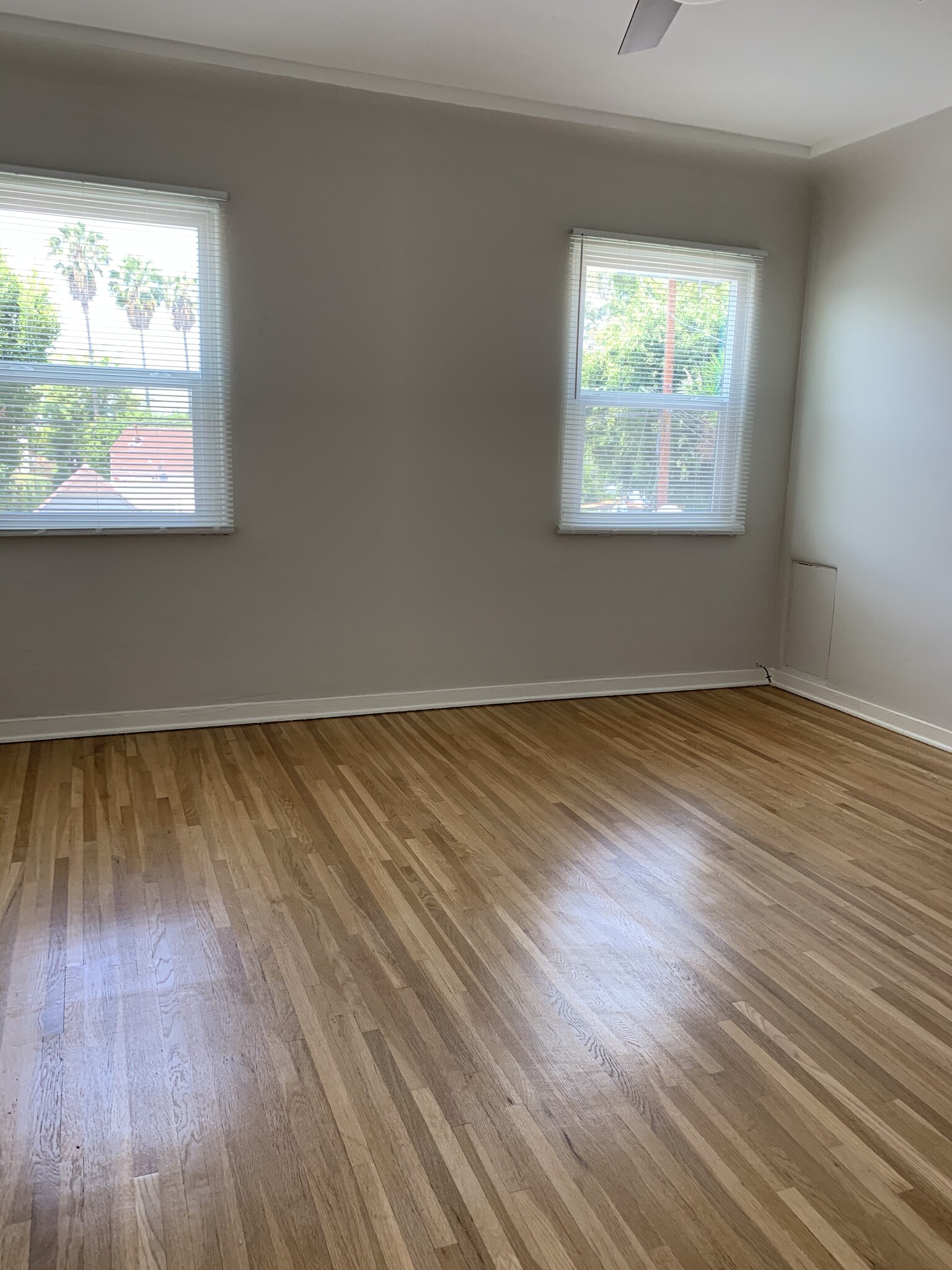 Building Photo - 449 N Hayworth Ave