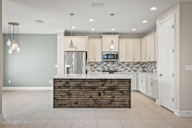 Building Photo - 99 Pondside Ln