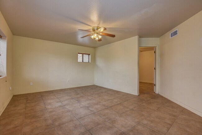 Building Photo - 3 Bedroom 3 Bath home in Diamond Valley!