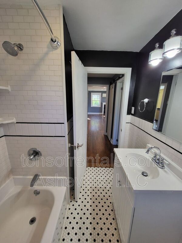 Building Photo - 653 Long Shoals Rd