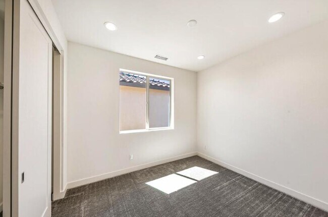 Building Photo - 80268 Whisper Rock Way