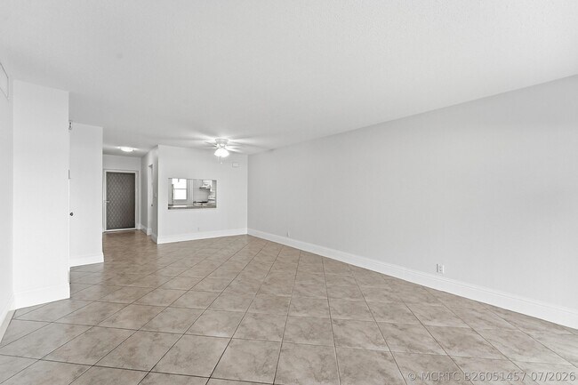 Building Photo - 1427 E Hillsboro Blvd