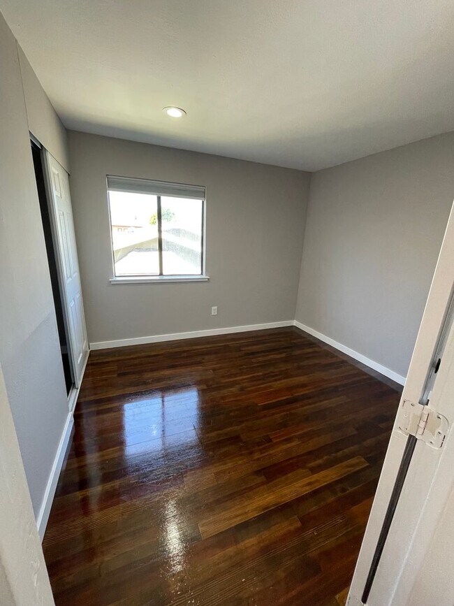 Building Photo - 3018-3020 Maple Ave