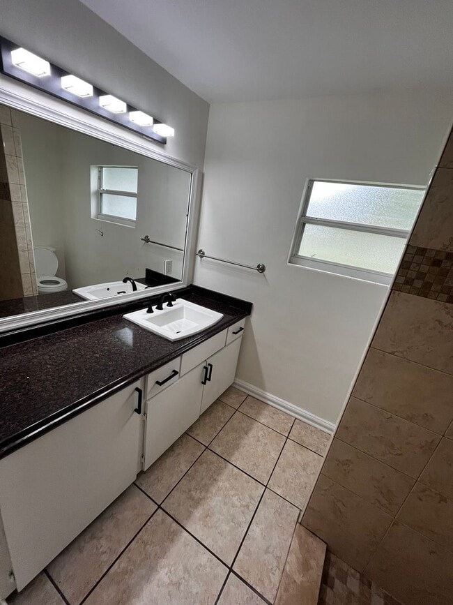 Building Photo - 1017 Hardwick Ave