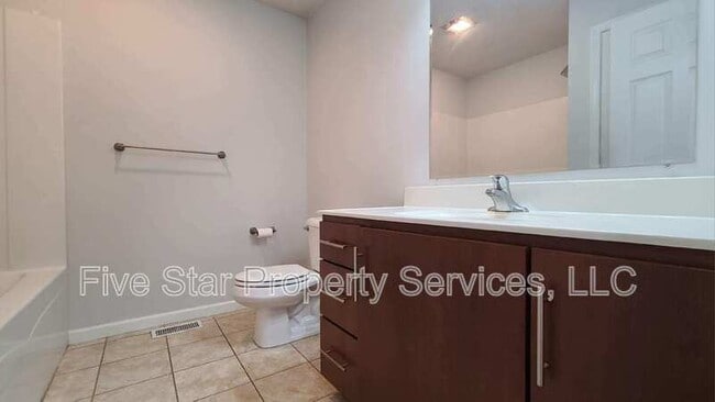 Building Photo - 1406 School House Ln