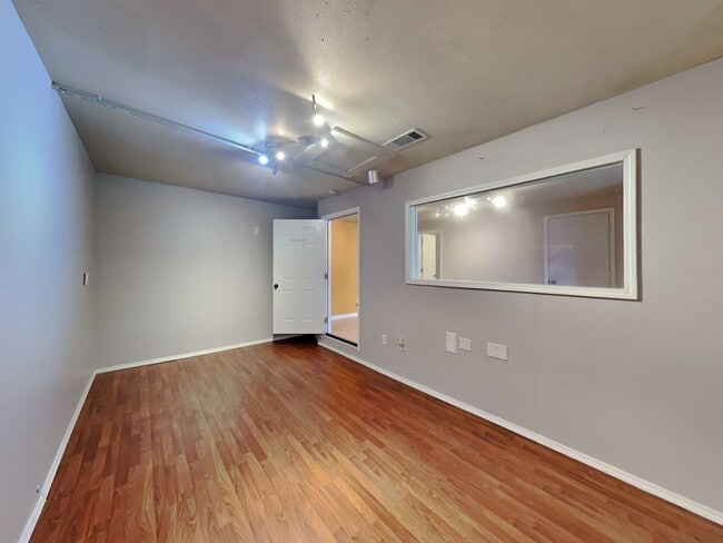 Building Photo - Live Where Location and Comfort Come Together