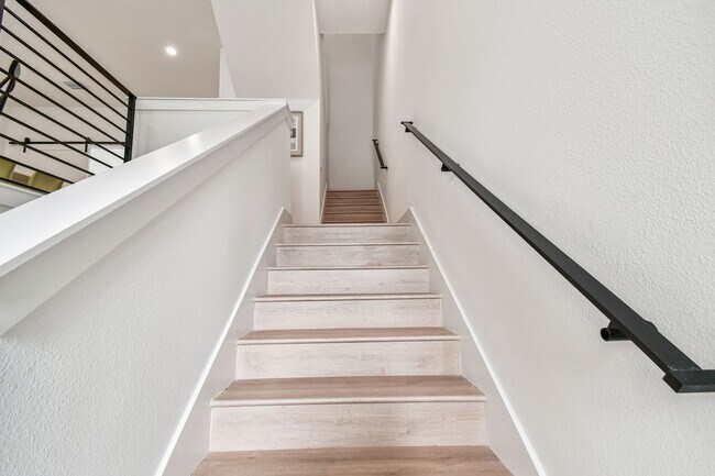 Building Photo - A charming coastal townhouse, just minutes from downtown St. Pete!