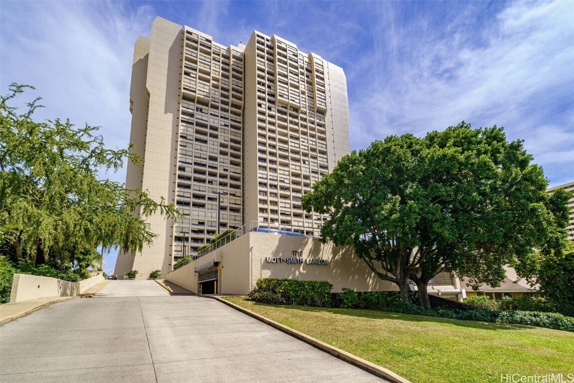 Building Photo - 1717 Mott-Smith Dr