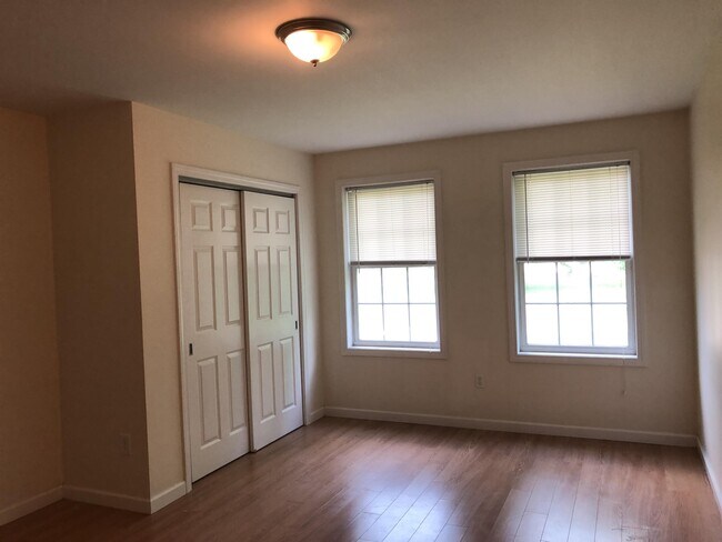 Building Photo - 201 Middle St