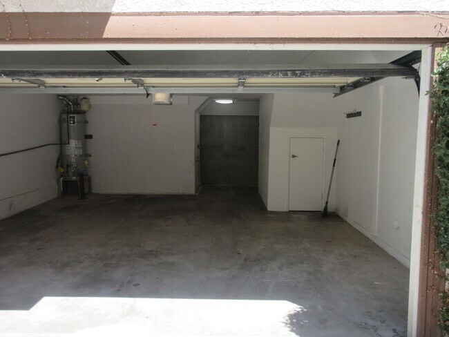 Building Photo - Wonderful townhouse on Glenoaks!